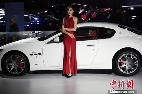 11月9日，2017第14屆中國西南（昆明）國際汽車博覽會在昆明滇池國際會展中心開展，市民欣賞了一場汽車盛宴。會展現(xiàn)場還展出了新能源汽車及機車。<a target='_blank' href='http://www.chinanews.com/'>中新社</a>記者李進紅攝