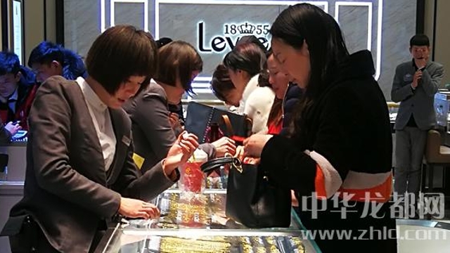 臨近春節(jié)，周口消費(fèi)市場(chǎng)紅似火
