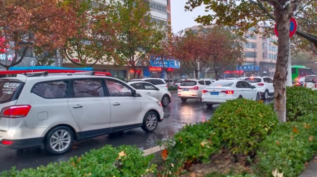 雨中道路擁堵，市民可繞行！