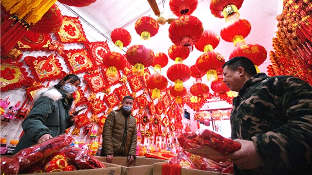 新年到！紅燈籠對(duì)聯(lián)市場俏