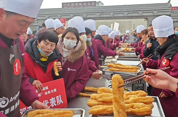一口酥脆年味濃！鄧城油條大賽燃動新春