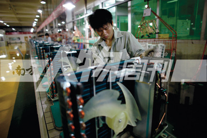 2010年5月10日，珠海格力電器工廠里，工人正在流水線上生產(chǎn)家用空調(diào)（方迎忠）