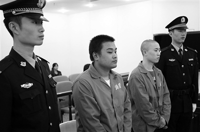 吳澤西（光頭者）與雷雨聲在庭上受審。通訊員 李森 攝
