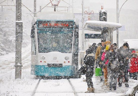 冬季，大連市民在雪中等候202路鐺鐺車 新華社發(fā)(呂文正 攝) 
