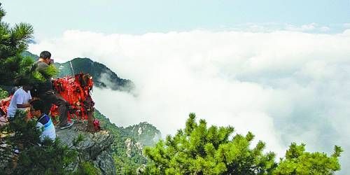  廬山云霧變幻莫測，常常轉(zhuǎn)瞬間便換了模樣。